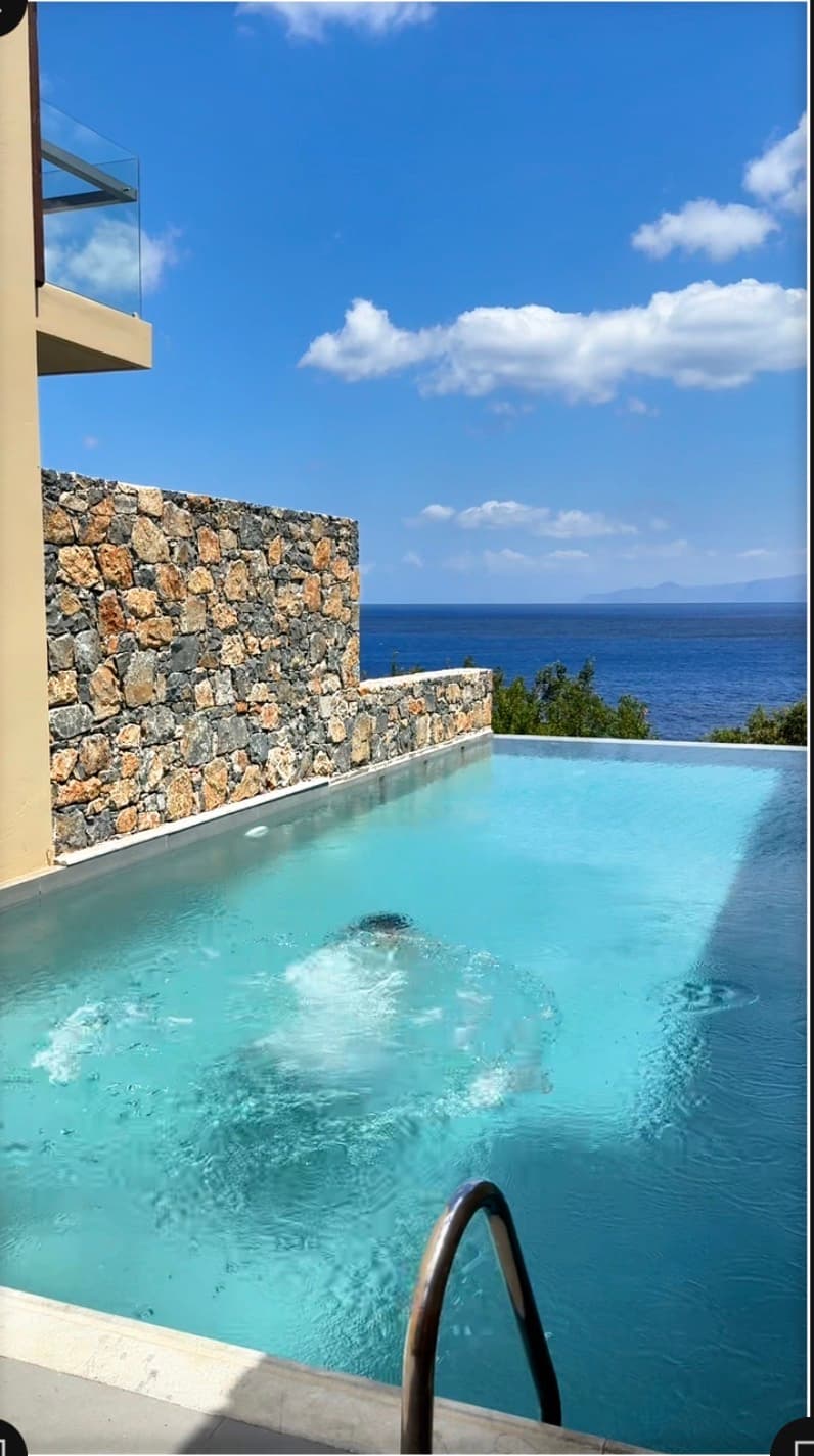 Epic swim up pool room hotel! 😍 +£ select room at checkout